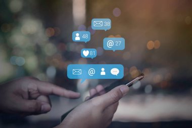 Cep telefonunda sosyal medya pazarlama kavramı kullanan kişi, bildirim simgeleri, mesaj, yorum ve akıllı telefon ekranının üstündeki yıldız gibi.