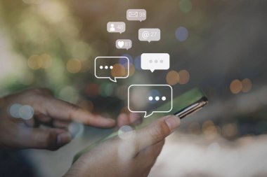 Cep telefonunda sosyal medya pazarlama kavramı kullanan kişi, bildirim simgeleri, mesaj, yorum ve akıllı telefon ekranının üstündeki yıldız gibi.