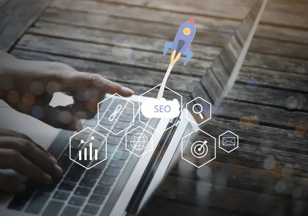 Biznesmeni Korzystający Komputera Laptop Seo Search Engine Optimization Koncepcji Rankingu Zdjęcia Stockowe bez tantiem