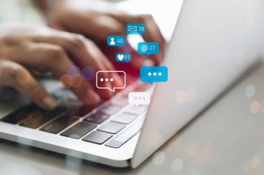 Bizimle ya da müşteri destek hattıyla iletişime geçin. İş adamları dizüstü bilgisayar kullanıyor (e- posta, telefon, e- posta simgeleri).
