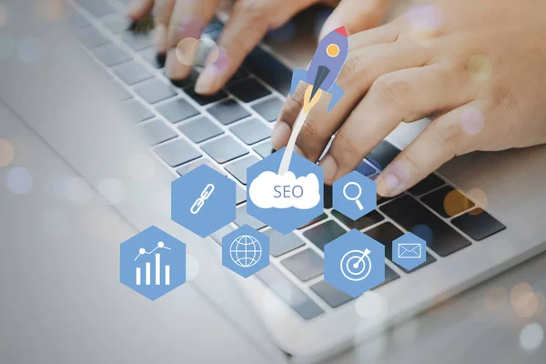 SEO Arama Motoru optimizasyon kavramına sahip dizüstü bilgisayar kullanan iş adamları. İnternet sitesindeki sıralama trafiği, iş dünyası için internet teknolojisi.