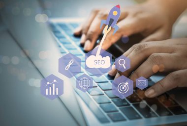 SEO Arama Motoru optimizasyon kavramına sahip dizüstü bilgisayar kullanan iş adamları. İnternet sitesindeki sıralama trafiği, iş dünyası için internet teknolojisi.