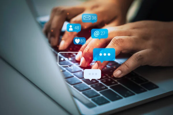 Bizimle ya da müşteri destek hattıyla iletişime geçin. İş adamları dizüstü bilgisayar kullanıyor (e- posta, telefon, e- posta simgeleri).