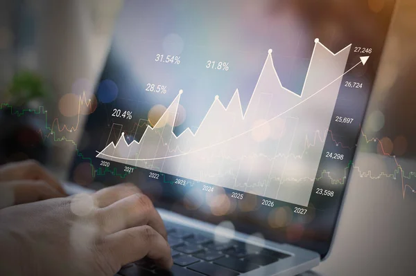 İş adamı, bilgisayarını kullanarak ön x ticaret grafiklerinin finansal verilerini analiz ediyor. ticari finans teknolojisi ve yatırım konsepti. Borsa Yatırımları Fonu İş Finans geçmişi.