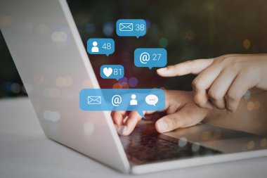 Bizimle ya da müşteri destek hattıyla iletişime geçin. İş adamları dizüstü bilgisayar kullanıyor (e- posta, telefon, e- posta simgeleri).