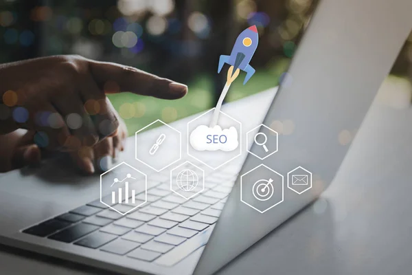 SEO Arama Motoru optimizasyon kavramına sahip dizüstü bilgisayar kullanan iş adamları. İnternet sitesindeki sıralama trafiği, iş dünyası için internet teknolojisi.
