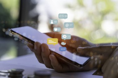 Bizimle ya da müşteri destek hattıyla iletişime geçin. İş adamları dizüstü bilgisayar kullanıyor (e- posta, telefon, e- posta simgeleri).