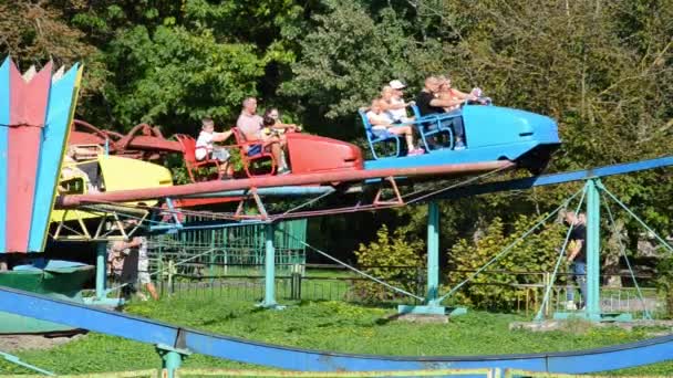 Lutsk Ucrania Agosto 2021 Antiguo Parque Atracciones Para Niños Adultos — Vídeos de Stock