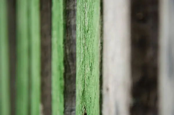 Großaufnahme Alter Grüner Holzzaun Mit Kopierraum Wand Aus Ausgefransten Holzplanken — Stockfoto