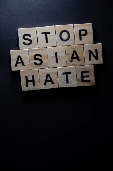 用于抗议行动的短信 有选择地关注让我们停止对亚洲人的憎恨 带有复制空间的黑色背景横幅 人权概念 亚洲种族主义 — 图库照片