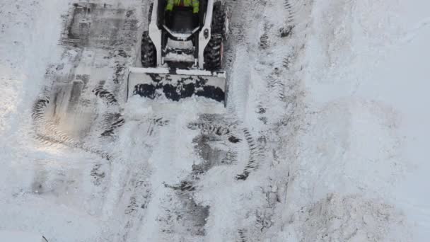 乌克兰卢茨克 2020年12月2日 山猫滑行舵装载机清除了城市街道上的积雪 用汽车和吹雪机俯瞰大路 冬季雪城的季节工 — 图库视频影像