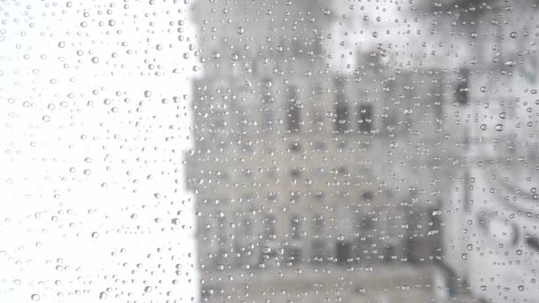 Gotas Lluvia Ventana Contra Fondo Ciudad Durante Día Invierno Cerrar — Vídeo de stock