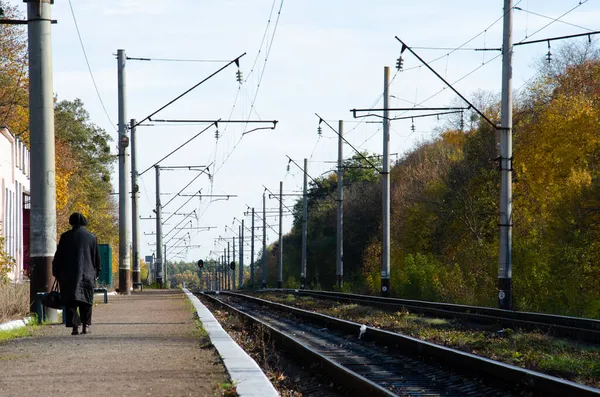 Yaşlı Kadın Tren Istasyonu Platformu Boyunca Yürür Demiryolu Sonbahar Ağaçları — Stok fotoğraf