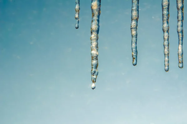 Istappar Mot Den Blå Soliga Himlen Isstruktur Utsikt Över Smältande — Stockfoto