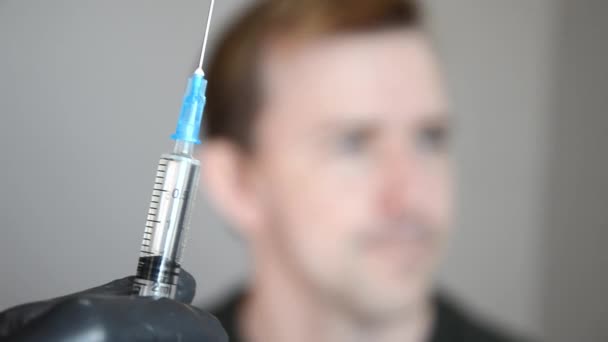 Man Tegen Vaccinatie Selectieve Focus Injectiespuit Met Vloeistof Wazige Achtergrond — Stockvideo