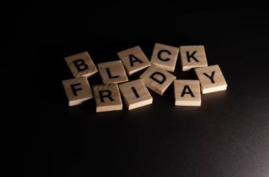 Kara Cuma alışveriş konsepti. Siyah arka planda Kara Cuma yazılıydı. Kopyalama alanı olan Harflere Seçici Odaklanma.