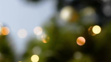 Soyut Bulanık Noel Işıkları Bokeh Arkaplanı. Yeşil arka planda bulanık, altın rengi, yanıp sönen Noel ışıkları. Yanıp sönen çelenk ışıkları. Şenlik havası.
