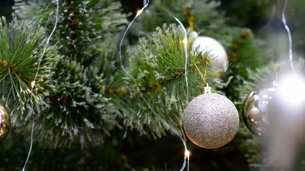 Pomul Tradițional Artificial Crăciun Ornament Bile Lumini Colorate Strălucitoare Fundal — Videoclip de stoc