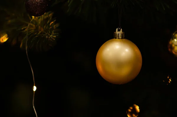 Традиційна Штучна Різдвяна Ялинка Золотим Кульковим Орнаментом Яскравими Світлими Барвистими — стокове фото