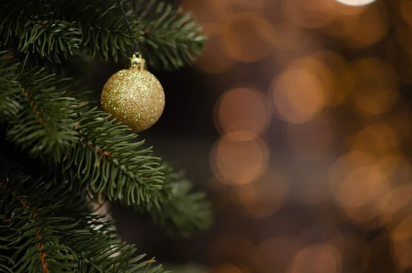 Традиційна Штучна Різдвяна Ялинка Золотим Кульковим Орнаментом Яскравими Світлими Барвистими — стокове фото
