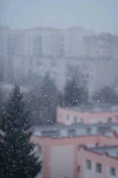 Schnee Fällt Auf Einem Verschwommenen Hintergrund Von Häusern Schneefall Der — Stockfoto
