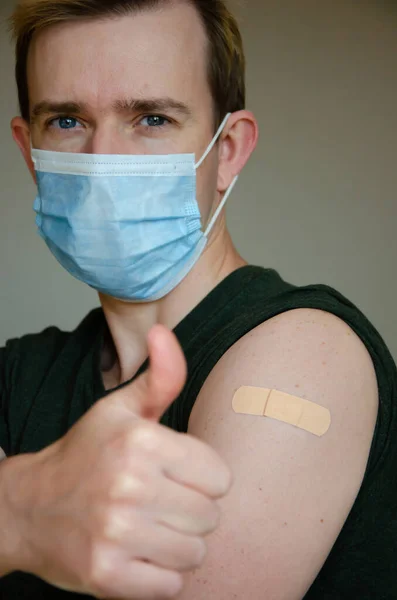 Coronavirus Vaccination Advertisement Happy Vaccinated Man Medical Mask Shows Hand — Zdjęcie stockowe