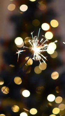 Yanan maytap arka planı. Çakmak lambalı maytap. Noel dikey görüntüsü. Noel arifesi.