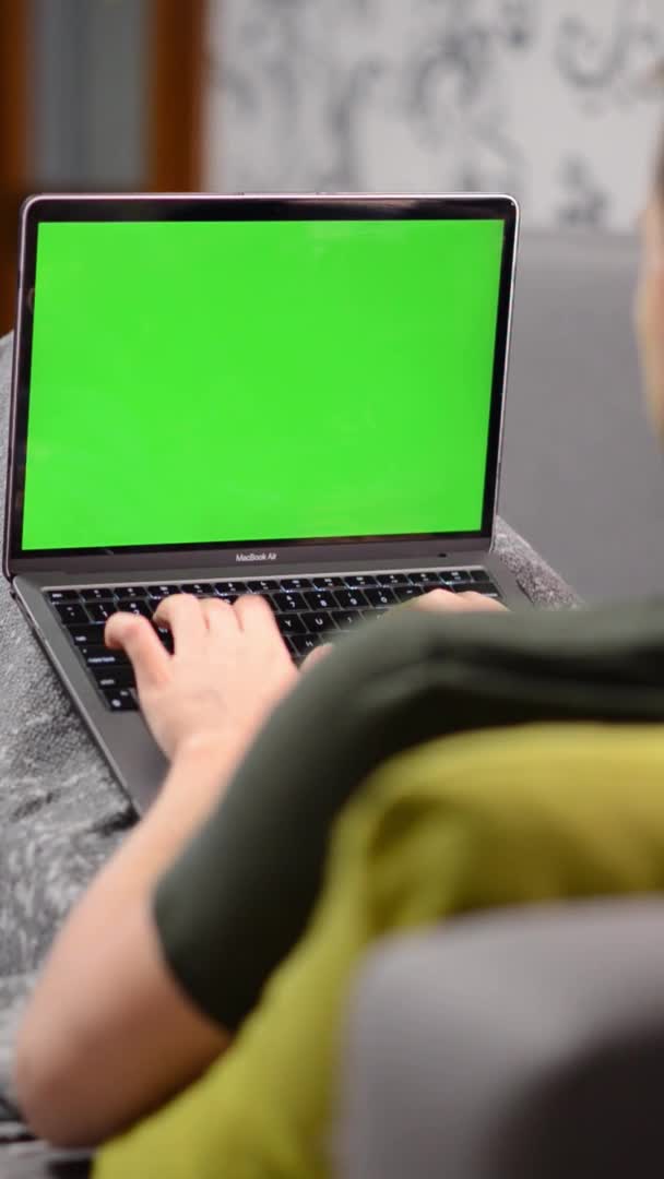 ロンドン 2022年1月12日 白人男性はMacbook Air M1を使用します 最新のAppleノートパソコンでクロマキーモックアップの画面で作業しています 緑の画面とクロマキー — ストック動画