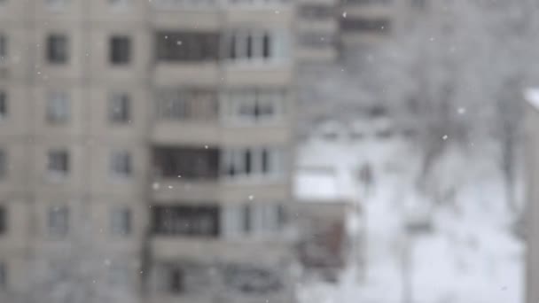 Nieve Cae Sobre Fondo Borroso Casas Nevadas Ciudad Clima Invernal — Vídeo de stock