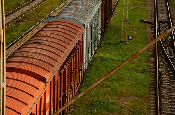 Старые Грузовые Вагоны Поезда Стоят Рельсах Поезд Остановился Станции Деревне — стоковое фото