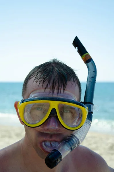 Hombre Caucásico Máscara Con Snorkel Contra Fondo Del Cielo Azul — Foto de Stock