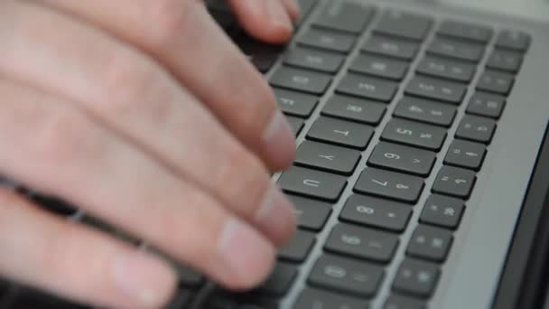 Кавказький Чоловік Використовує Ноутбук Людина Працює Інтернеті Персональному Комп Ютері — стокове відео