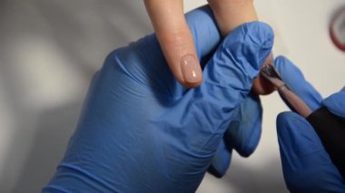 Profesyonel Manikürcü Çivi Bakımı ve Güzellik Tedavisinin Yakın Çekim Salonunda Cila Uyguladı