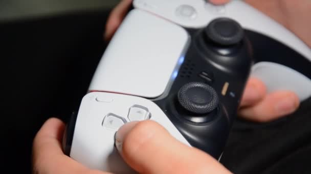 Los Angeles Usa Januari 2022 Sony Playstation Controller Wordt Gebruikt — Stockvideo