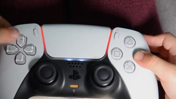 美国洛杉矶 2022年1月24日 索尼Playstation 5控制器被用来在电视上玩游戏机游戏 Ps5双关控制器 索尼电子游戏控制台的控制杆 — 图库视频影像