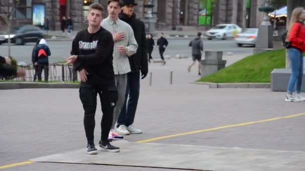 Kiev Ucrania Mayo 2021 Los Chicos Bailan Las Calles Ciudad — Vídeo de stock