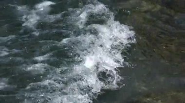 Dalgalanan deniz yeşili deniz suyunun doğal arka planı. Aquamarine deniz yüzeyinin havadan görünüşü. Sert deniz dokusu. Kopyalama alanı olan deniz teması.