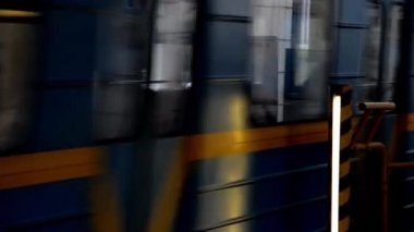 Kyiv, Ukrayna - 3 Mayıs 2021. Mavi metro treni istasyona varır. İnsanlar arabaya biniyor. Metro istasyonundaki video..