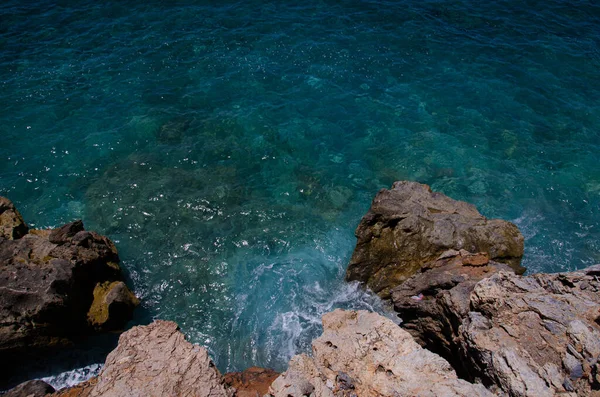 Wellen Plätschern Gegen Felsen Marine Thema Mit Kopierraum Von Oben — Stockfoto