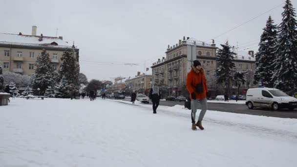 ウクライナのルツク 2022年1月10日 人々は街のメインストリートを歩く ダウンタウンの冬の天気 人々は歩き ビジネスを急いで 公共交通機関を待つ — ストック動画