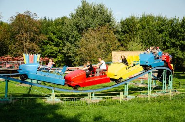 Lutsk, Ukrayna - 18 Ağustos 2021. Çocuklar ve yetişkinler için eski eğlence parkı. İnsanlar eski metal sürüşlerde eğleniyor. Şehirde aile tatili. Eğlenceli konsept.