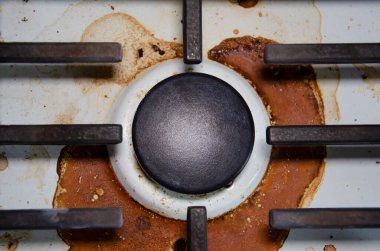 Fotokopi odası olan kirli gaz sobası mutfakta. Kurumuş yanık yağ lekelerinin içinde, gaz ocağıyla birlikte sobanın beyaz yüzeyi. Ev aletlerinin dikkatsiz kullanımı kavramı.