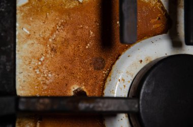 Fotokopi odası olan kirli gaz sobası mutfakta. Kurumuş yanık yağ lekelerinin içinde, gaz ocağıyla birlikte sobanın beyaz yüzeyi. Ev aletlerinin dikkatsiz kullanımı kavramı.
