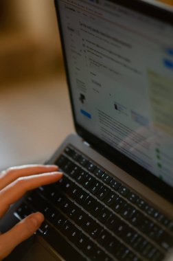 Londra, İngiltere - 12 Ocak 2022. Beyaz adam MacBook Air M1 kullanıyor. Programcı en son Apple dizüstü bilgisayarında kodlama yapıyor. Modern popüler meslekler kavramı. Dikey fotoğraf.