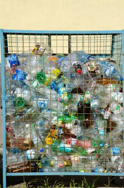 Kyiv, Ukrayna - 3 Eylül 2021. Kullanılmış plastik şişeler için çöp kutusu. Çöp ayıklama kavramı.