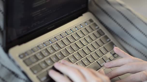 London January 2022 Caucasian Man Uses Macbook Air Programmer Coding — Stock Video