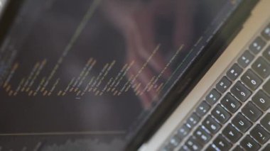 Londra, İngiltere - 12 Ocak 2022. Beyaz adam MacBook Air M1 kullanıyor. Programcı en son Apple dizüstü bilgisayarında kodlama yapıyor. Modern popüler meslekler kavramı. 