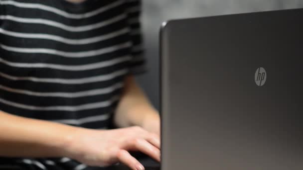 澳大利亚堪培拉 2022年2月7日 有选择地关注Hp标志模糊背景下的高加索女人使用笔记本电脑工作 上网购物 在家工作的概念 — 图库视频影像