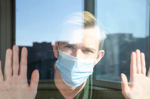 Bir Salgın Sırasında Cam Camında Kendini Tecrit Eden Tıbbi Maskeli — Stok fotoğraf