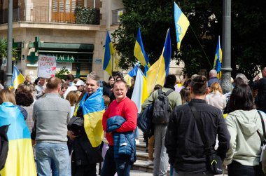 27 Mart 2022 Valencia, İspanya. Ukraynalılar ve İspanyollar Ukrayna 'daki savaşa karşı gösteri yaptılar. Meydandaki Ukrayna bayrakları ve ulusal sembollerle kalabalık Ukrayna 'yı destekliyor.